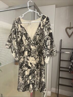Max Studio Black & Cream Floral V-Neck Mini Dress